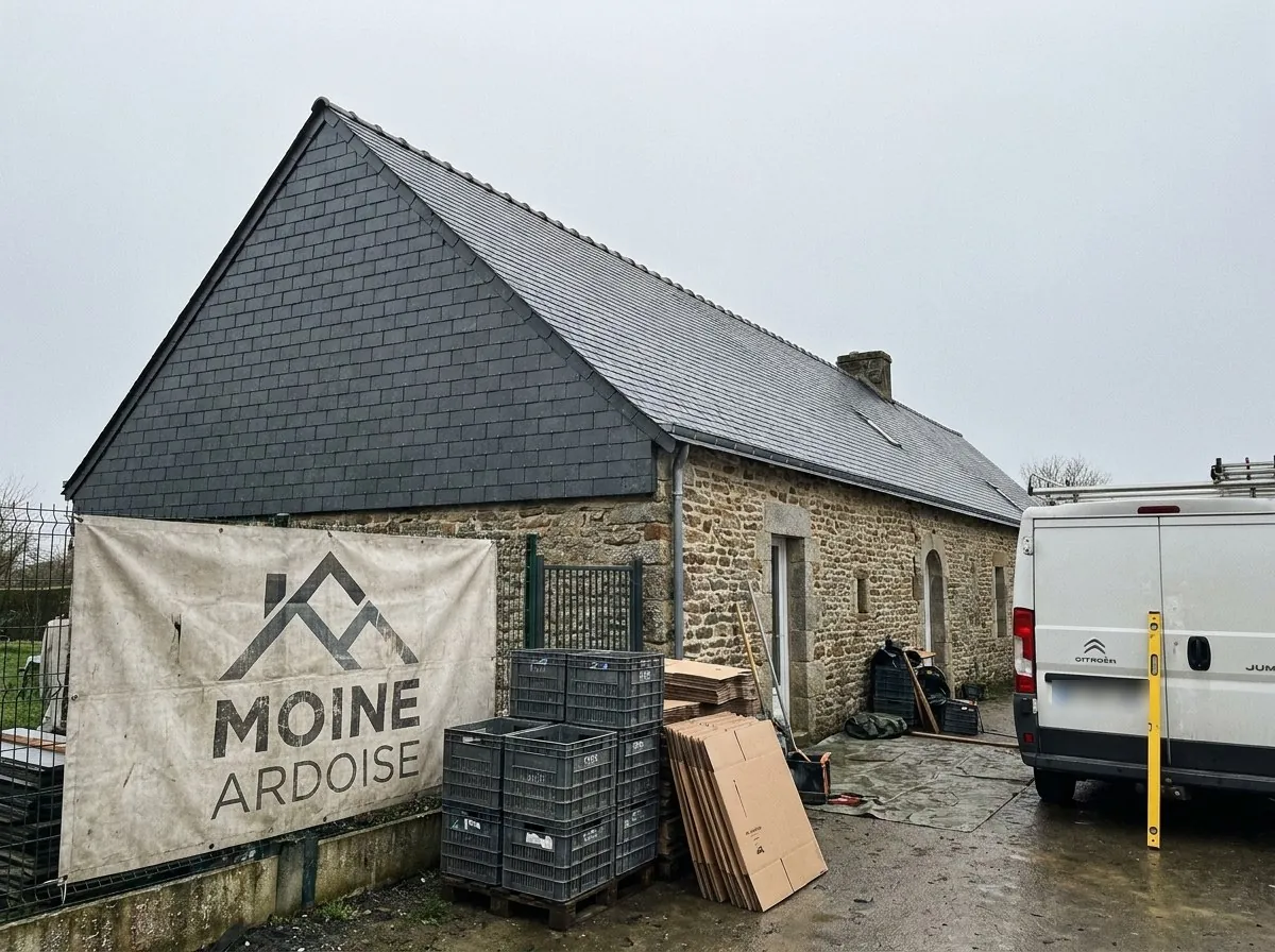Longère en pierre à Sèvremoine après réfection de la couverture et du pignon en ardoise, bâche Moine Ardoise sur la clôture