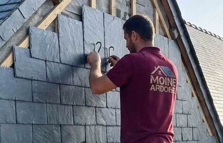 Couvreur de Moine Ardoise Services fixant une ardoise sur ses crochets, bardage d'un pignon à Sèvremoine